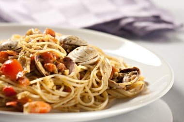 Deniz mahsulleri spagetti bir plaka üzerinde