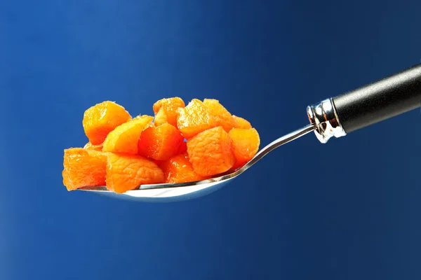 Sked med aprikos bitar — Stockfoto