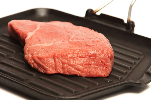 在烤架上鲜牛肉 — 图库照片