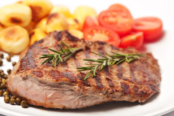 Steak mit Kartoffeln und Tomaten — Stockfoto