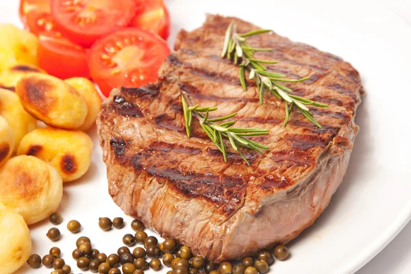 Steak mit Kartoffeln und Tomaten — Stockfoto