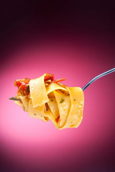 Tagliatelle with clams on a red background — Stock Photo, Image