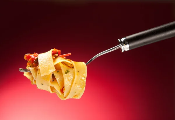 Tagliatelle with clams on a red background — Stock Photo, Image