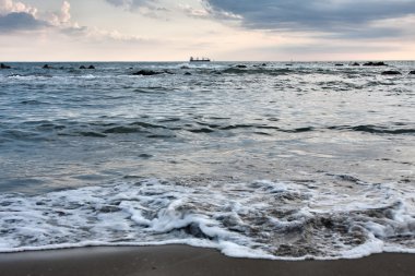 Bulutlu gökyüzü ile gece deniz manzarası