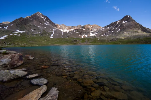 Alpine lake — Stock Photo, Image