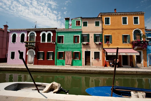 Canal with colorful houses — Stock Photo, Image