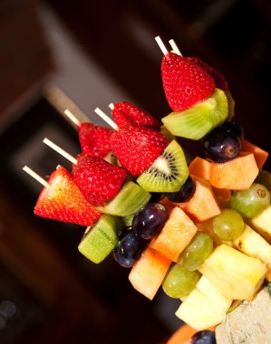karışık meyve şişleri