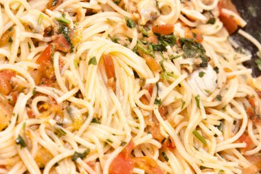 bir tavada deniz mahsulleri spagetti