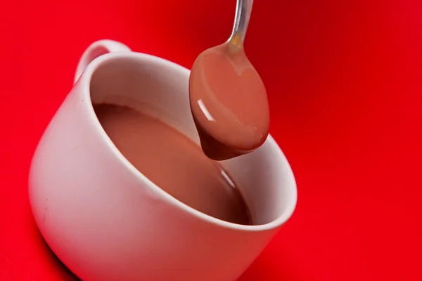 用勺子的热巧克力 — 图库照片