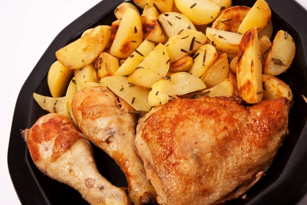 Курица с картошкой на тарелке — стоковое фото