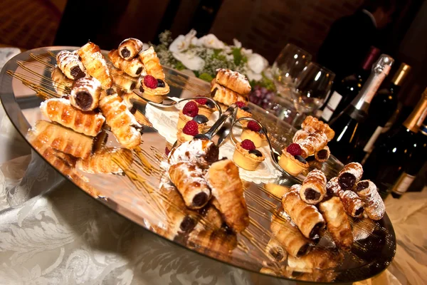 Cannoli mit Schokolade und verschiedenem Gebäck — Stockfoto