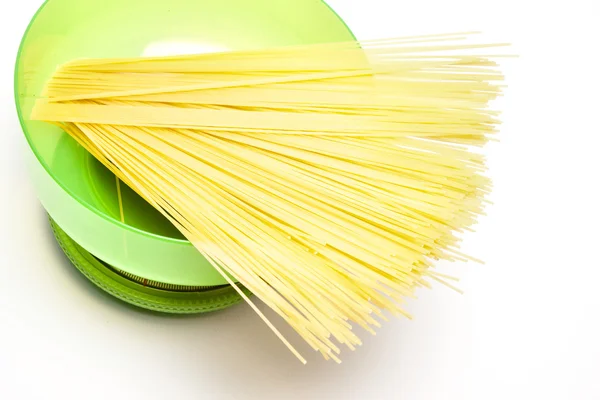 Spaghetti på en köksvåg — Stockfoto