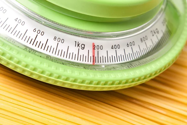 Kitchen scale with spaghetti — Stock Photo, Image