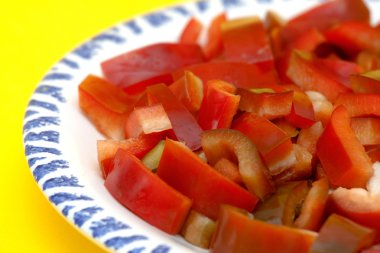 Kırmızı dolmalık biber parçaları bir plaka üzerinde