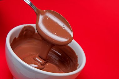 kaşık ile sıcak çikolata