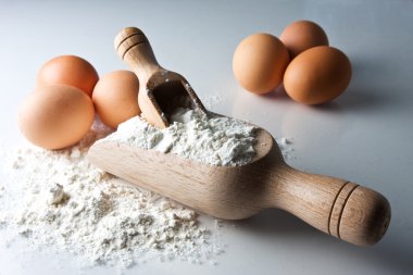Tahta kaşık un ile
