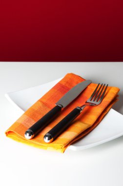 çatal ve peçete üzerinde bıçak