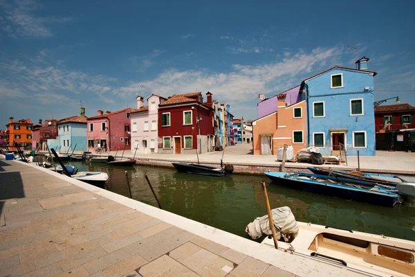 Renkli evleri - Burano, Veneto İtalya ile kanal — Stok fotoğraf