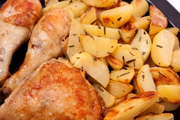 Курица с картошкой на тарелке — стоковое фото