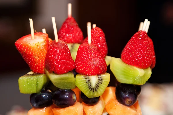 Mixed fruit skewers — Stock Photo, Image