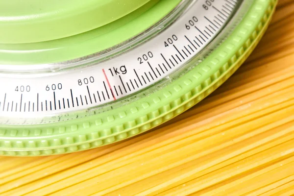 Kitchen scale with spaghetti — Stock Photo, Image