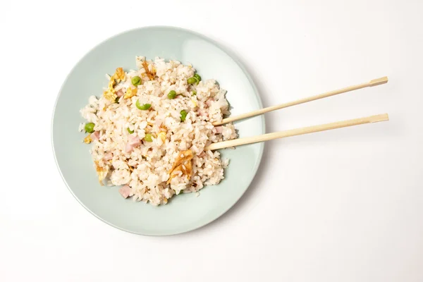 Arroz chinês com legumes e ovos — Fotografia de Stock