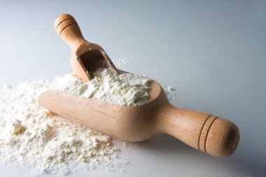 Tahta kaşık un ile