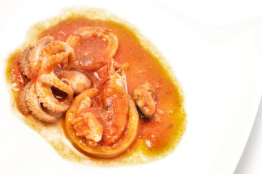 Beyaz tabakta çorbası