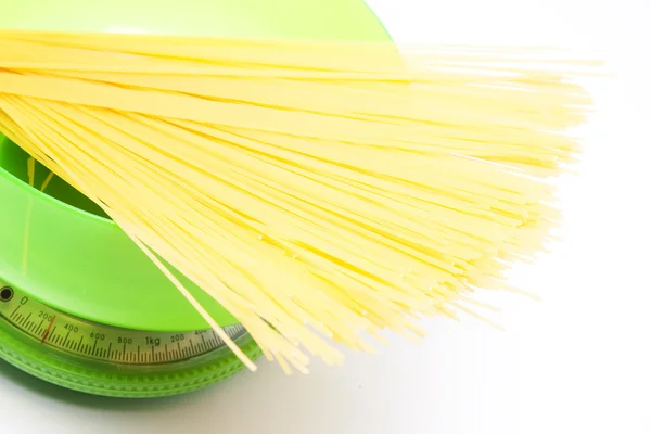 Špagety na kuchyňská váha — Stock fotografie