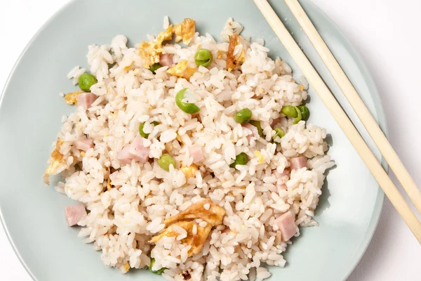 Arroz chinês com legumes e ovos — Fotografia de Stock