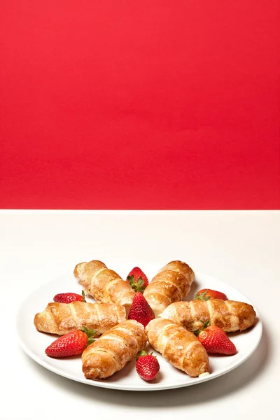 Cannoli with strawberries — Stock Photo, Image