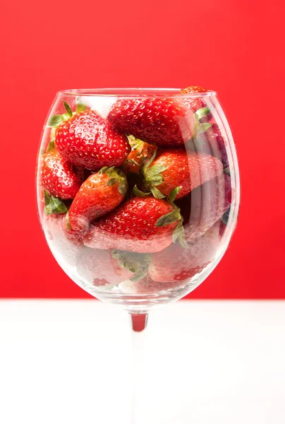 Glas mit Erdbeeren — Stockfoto