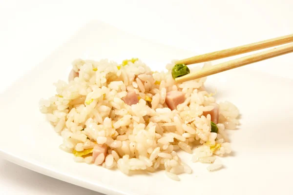 Arroz chinês com legumes e ovos — Fotografia de Stock