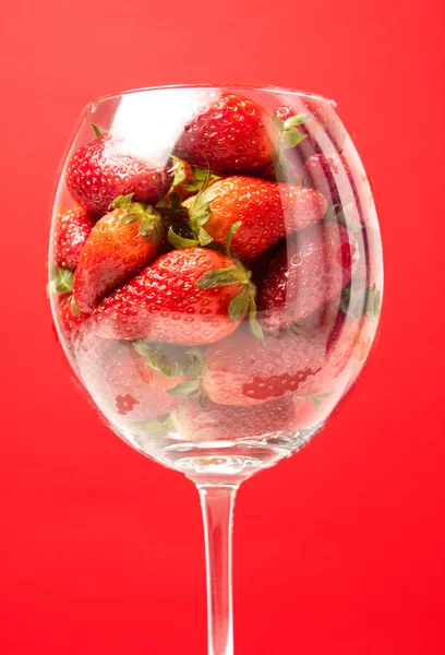 딸기와 유리 — 스톡 사진