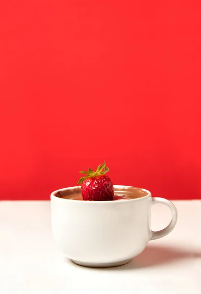 Cup of hot chocolate with strawberry — Stock Photo, Image