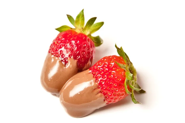 Morangos com chocolate derretido isolado em branco — Fotografia de Stock