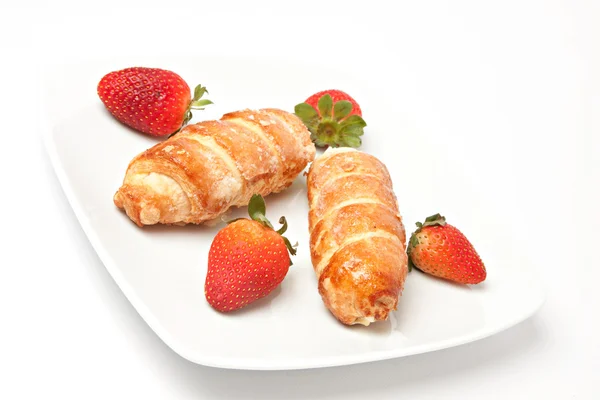 Strawberry and puff pastry rolls filled with cream — Stock Photo, Image