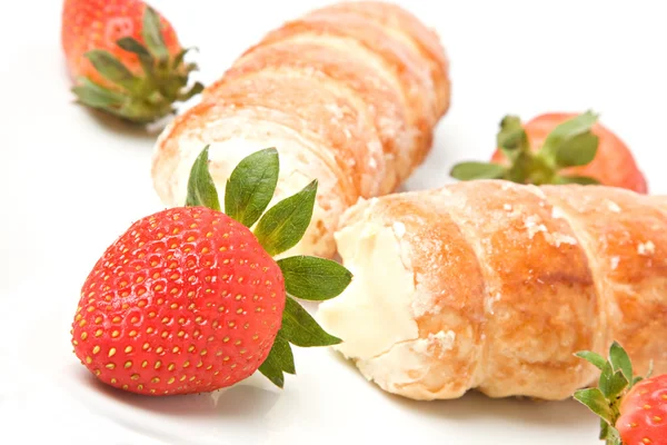 Rotoli di pasta sfoglia e fragole ripieni di panna — Foto Stock