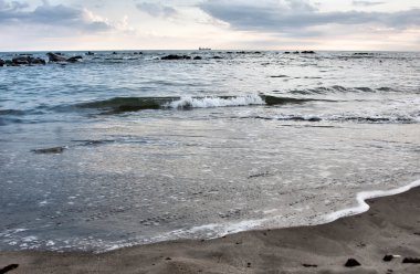 Bulutlu gökyüzü ile gece deniz manzarası