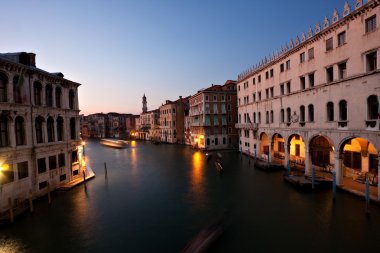 Venedik geceleri. Canale Grande Rialto Köprüsü alınan.