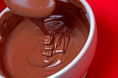 kaşık ile sıcak çikolata