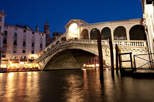 Die Rialtobrücke, ein berühmtes venezianisches Wahrzeichen, bei Nacht. — Stockfoto