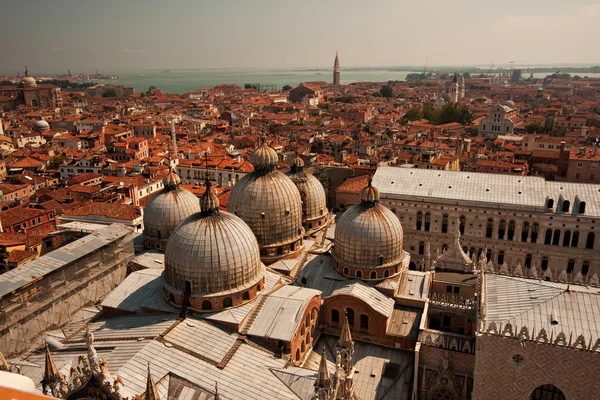 Pohled na Benátkách od zvonice San Marco — Stock fotografie