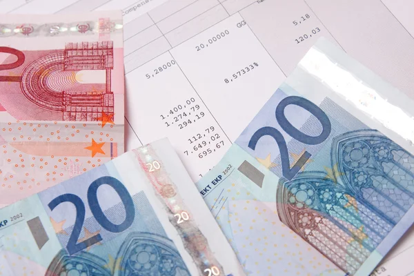 Billetes en euros con nómina al final del mes — Foto de Stock