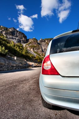 Dağ yolu İtalyan Alpler üzerinden