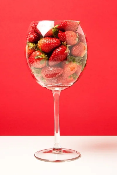 딸기와 유리 — 스톡 사진