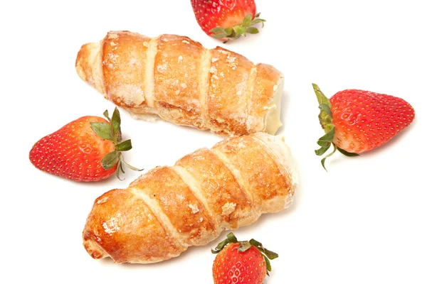 Rollos de fresa y hojaldre rellenos de crema — Foto de Stock