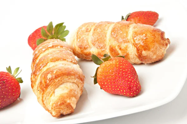 Strawberry and puff pastry rolls filled with cream — Stock Photo, Image