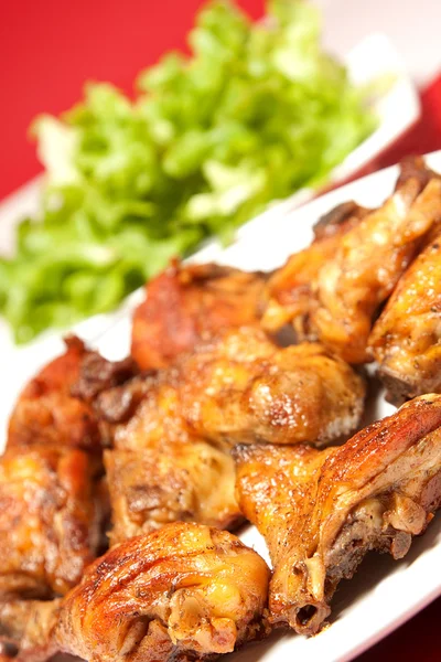 Gebratenes Huhn auf Teller mit Salat — Stockfoto