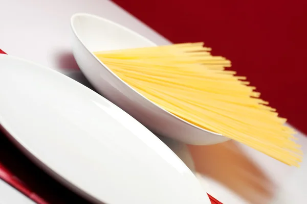 Prázdný talíř s miskou špaget — Stock fotografie